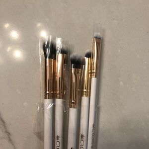 NIB Crown brush set